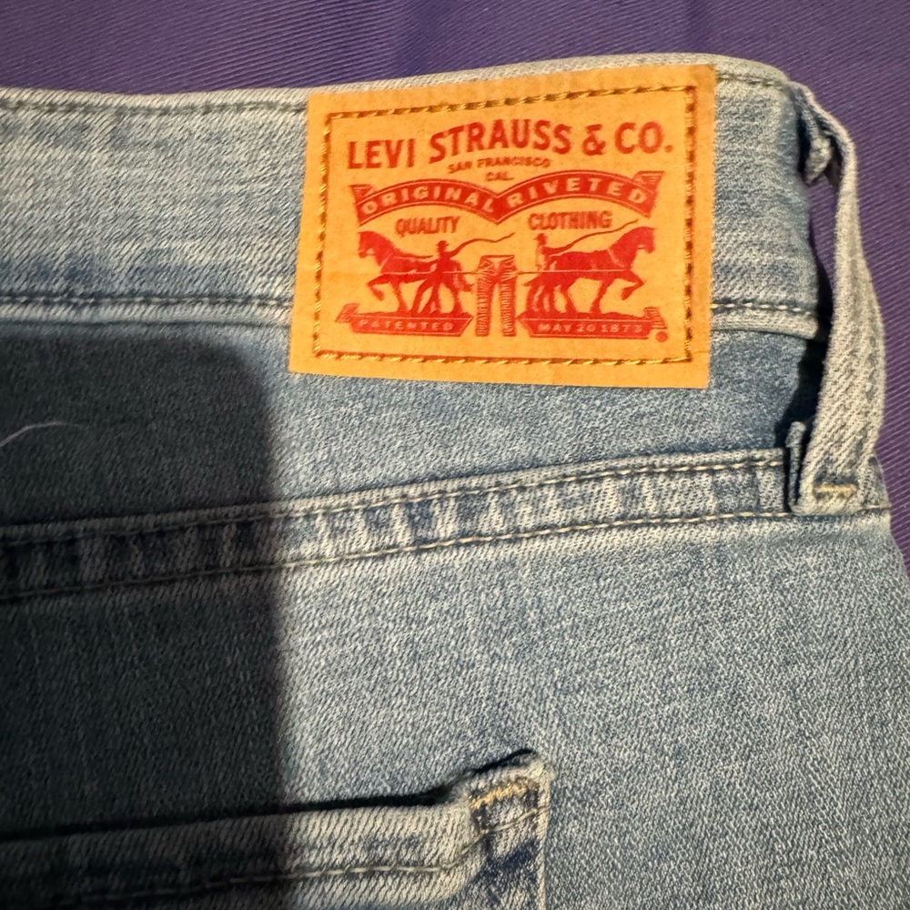 Women’s plus size Levi’s boyfriend jeans. - Picture 4 of 5